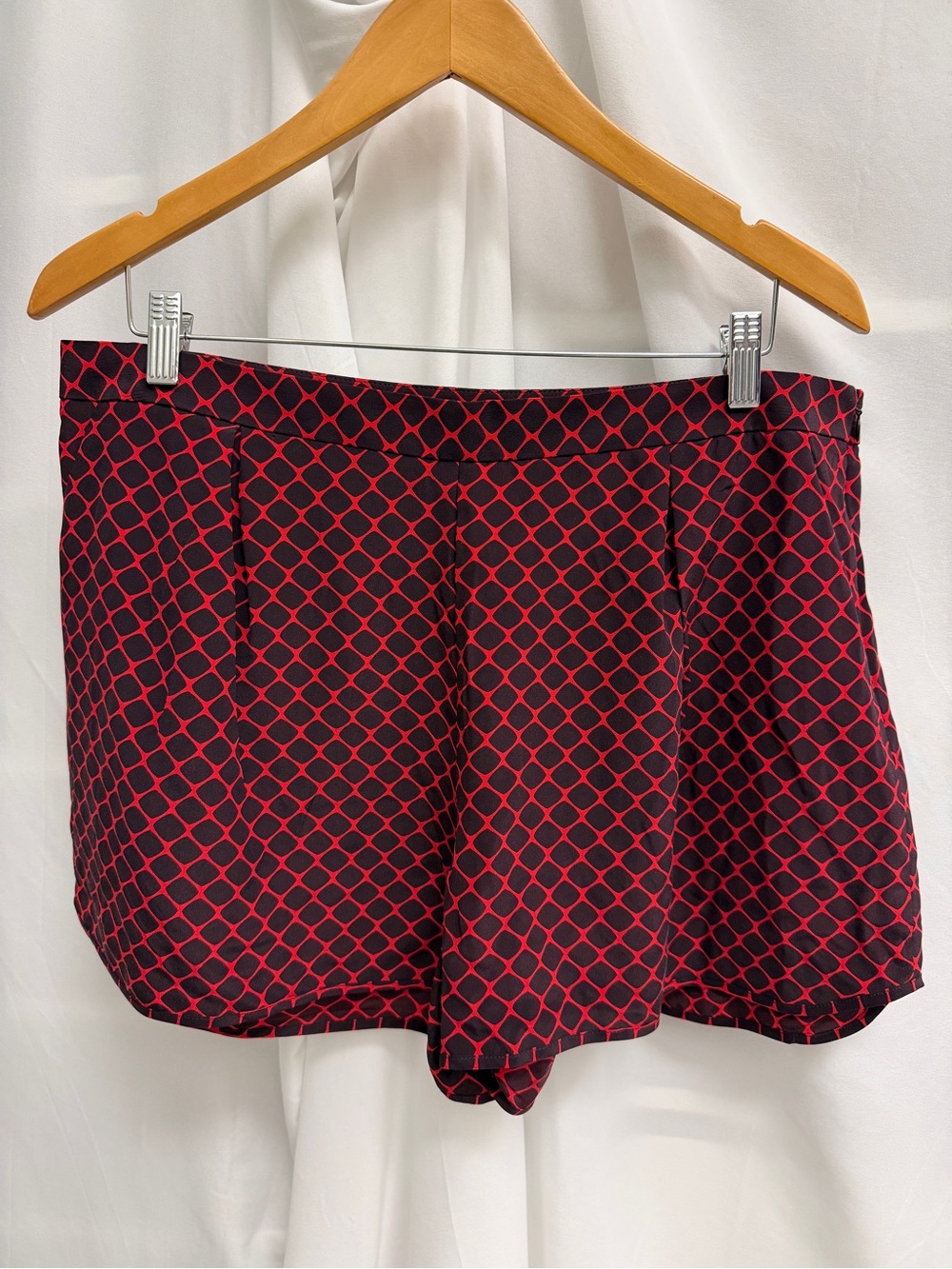 Club Monaco 100% Silk Geometric Diamond Dress Shorts Red Black 12
